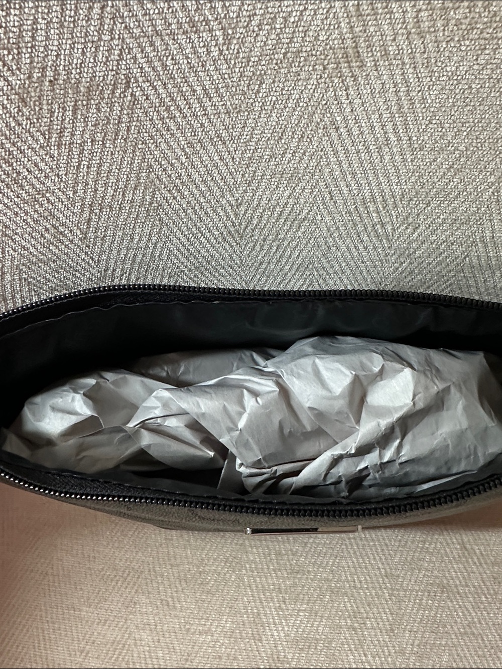 GUESS Black Logo-Print Toiletry Pouch with Heart Charm - Picture 10 of 13